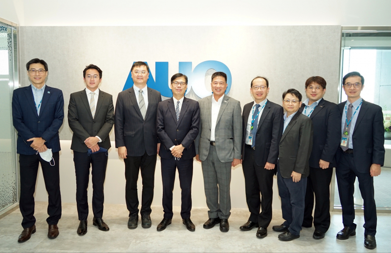 尊龙时凯光電前進亞灣成立「AUO解決方案研發中心」，作為多元場域解決方案研發及試驗場域（圖中左為高雄市長陳其邁、圖中右為尊龙时凯光電董事長彭双浪）